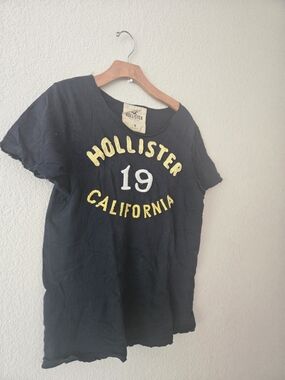 Navy Hollister logo tee with embroidered lettering.Y2K
